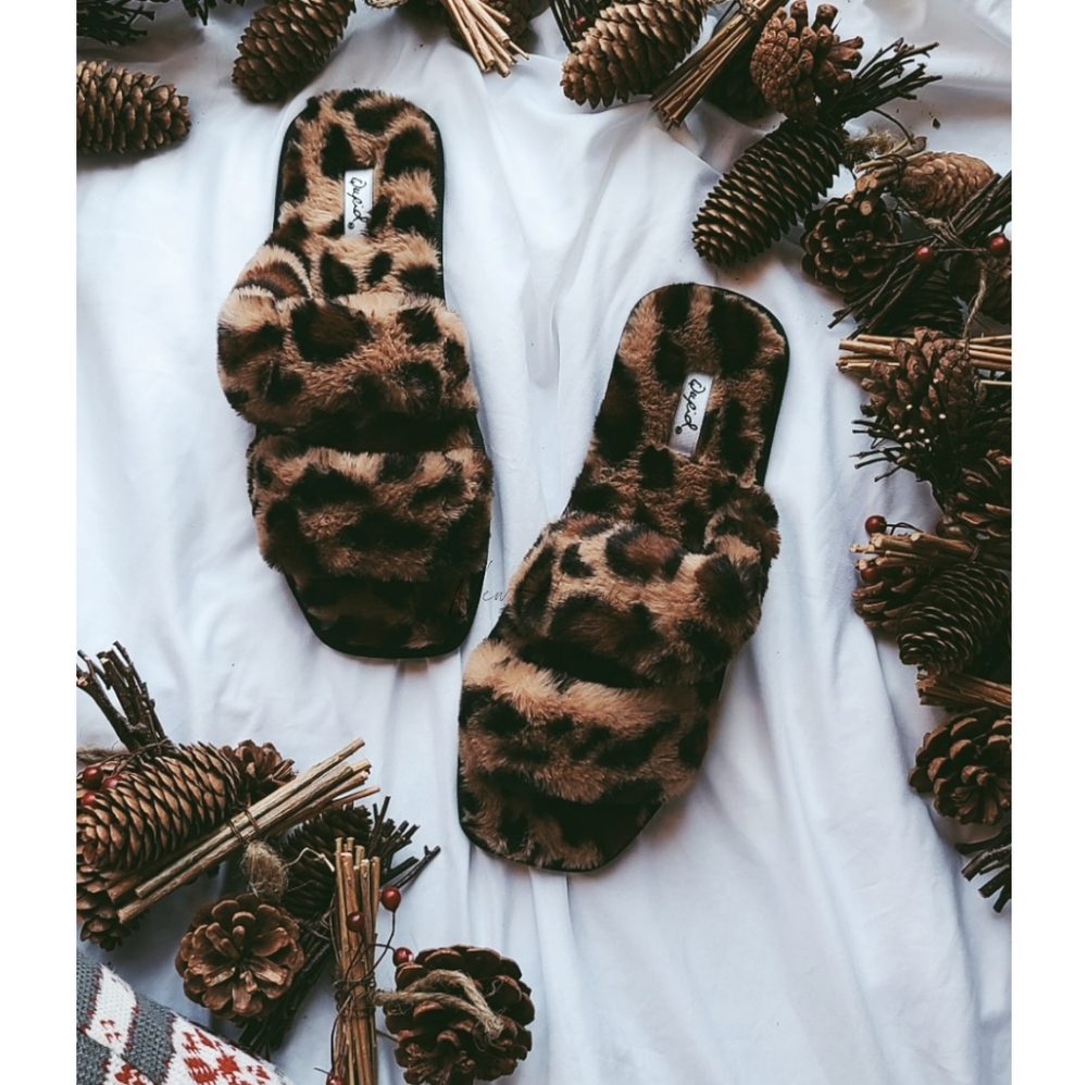 🚨ONLY A FEW LEFT//leopard fur slides - Picture 4 of 5